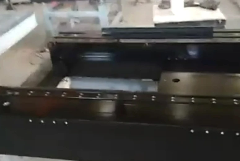 רכיבי גרניט עם חורים קדוחים וחלקים מוכנסים