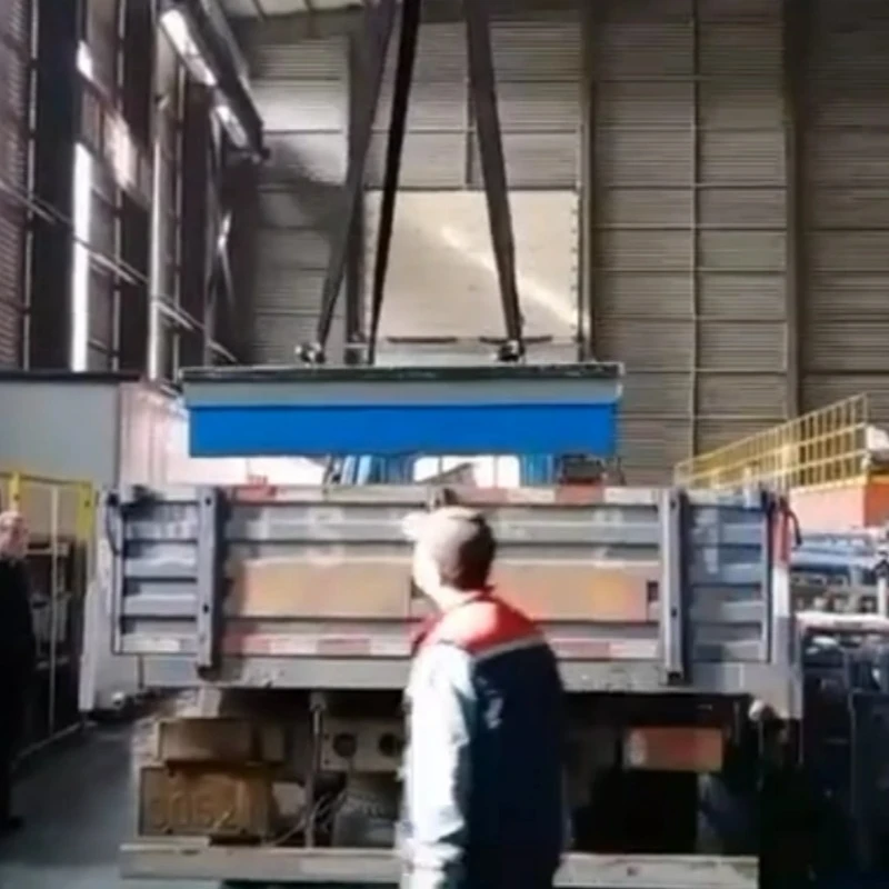 פלטפורמת הברזל יצוק נטענת על הרכב למשלוח